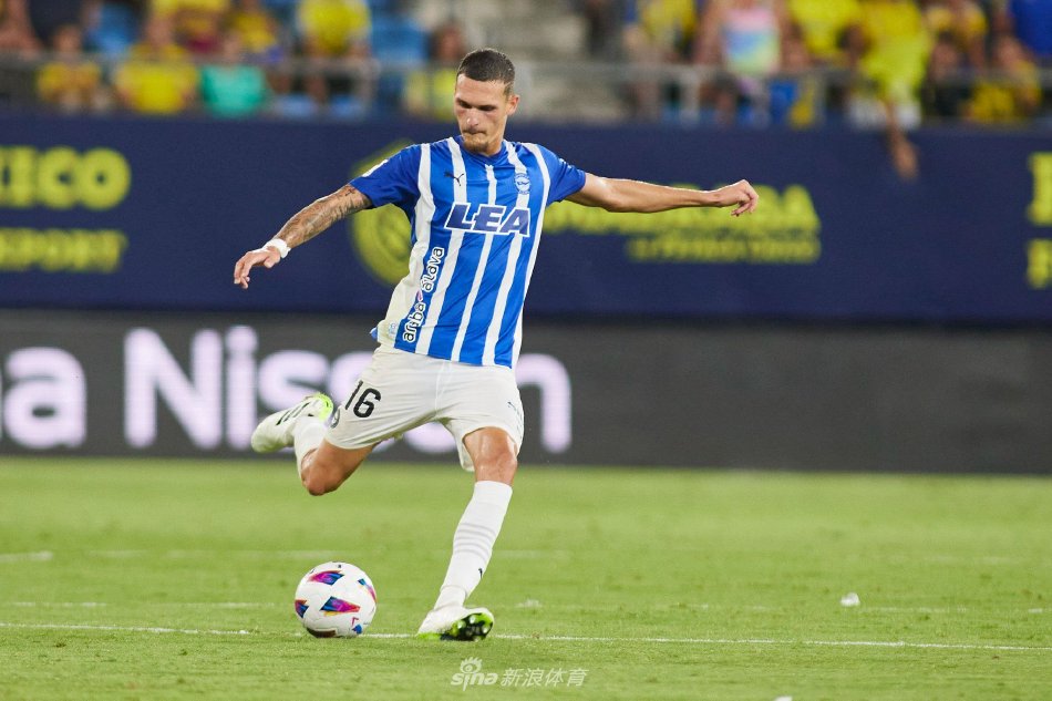 了自己在球 了自己在球